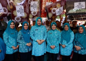 Marlina Dampingi Ketum TP PKK Pusat Salurkan Bantuan ke Sah Raja