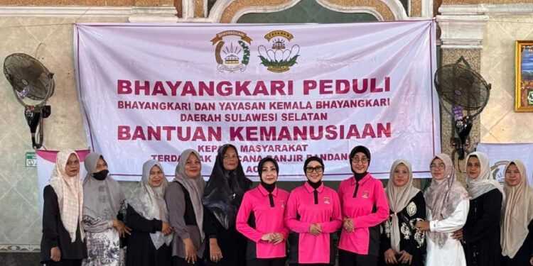 Ketua Bhayangkari Daerah Aceh dan Wakil Ketua Bhayangkari Sulsel Salurkan Bantuan untuk Korban Bencana di Pidie Jaya