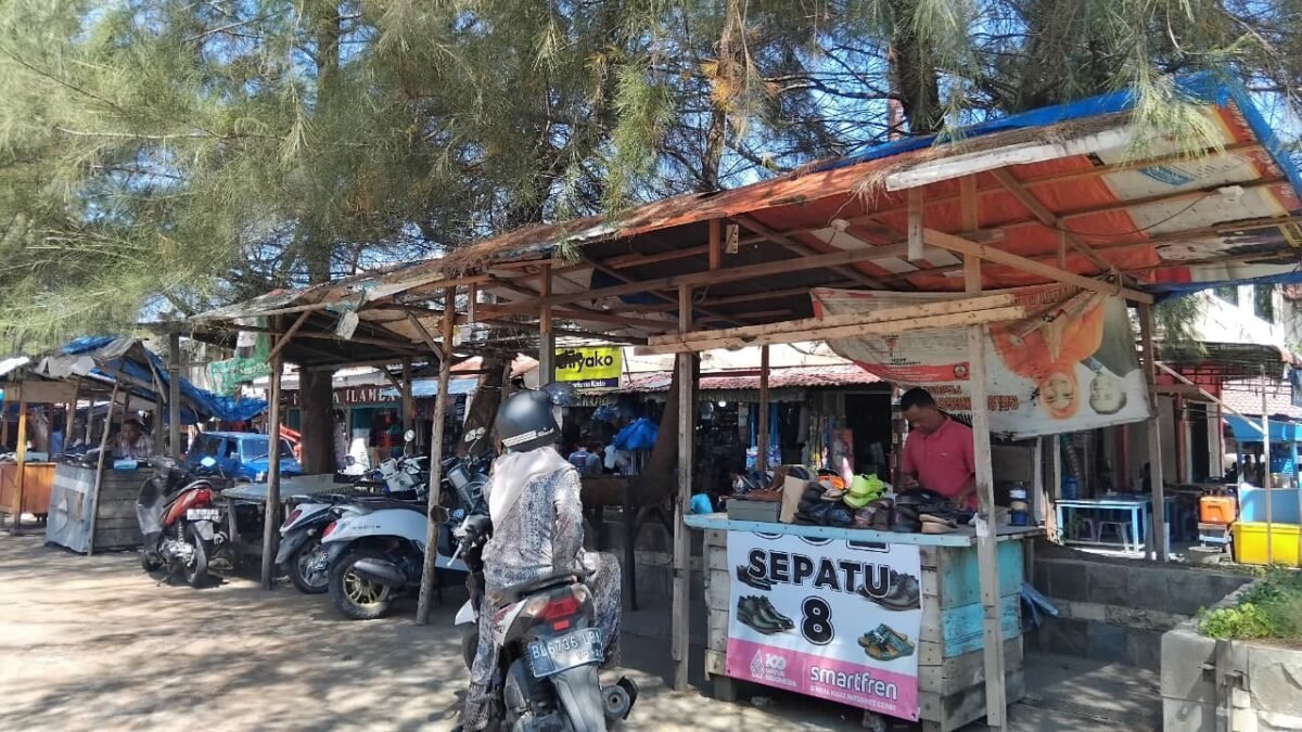 Menjahit Sol Sepatu demi Menghidupi Keluarga