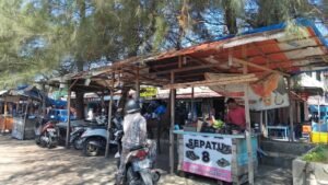 Menjahit Sol Sepatu demi Menghidupi Keluarga