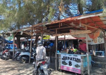 Menjahit Sol Sepatu demi Menghidupi Keluarga