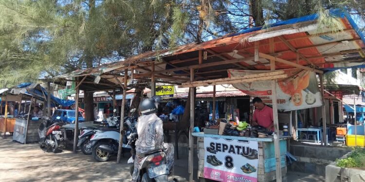 Menjahit Sol Sepatu demi Menghidupi Keluarga