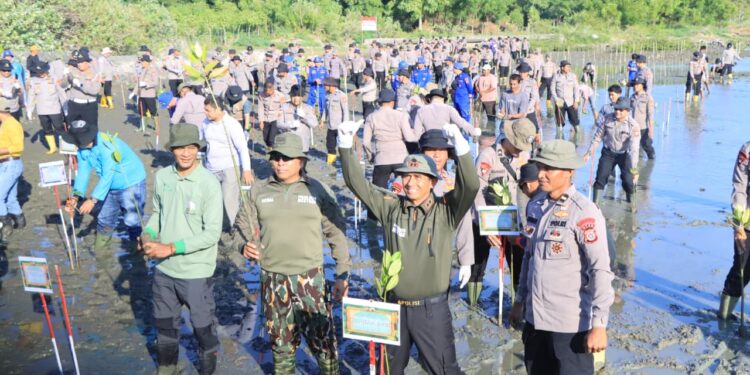 Polda Aceh Tanam 10.000 Mangrove