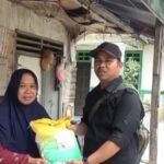 Jurnalis menyalurkan bantuan door to door kepada warga terdampak banjir di Percut Sei Tuan Deli Serdang