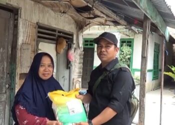 Jurnalis menyalurkan bantuan door to door kepada warga terdampak banjir di Percut Sei Tuan Deli Serdang