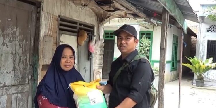 Jurnalis menyalurkan bantuan door to door kepada warga terdampak banjir di Percut Sei Tuan Deli Serdang