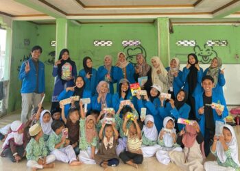 Mahasiswa KPM UIN Ar-Raniry melakukan trauma healing anak TK Seunong Pidie Jaya pascabanjir