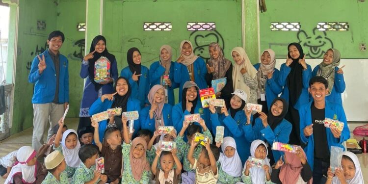 Mahasiswa KPM UIN Ar-Raniry melakukan trauma healing anak TK Seunong Pidie Jaya pascabanjir