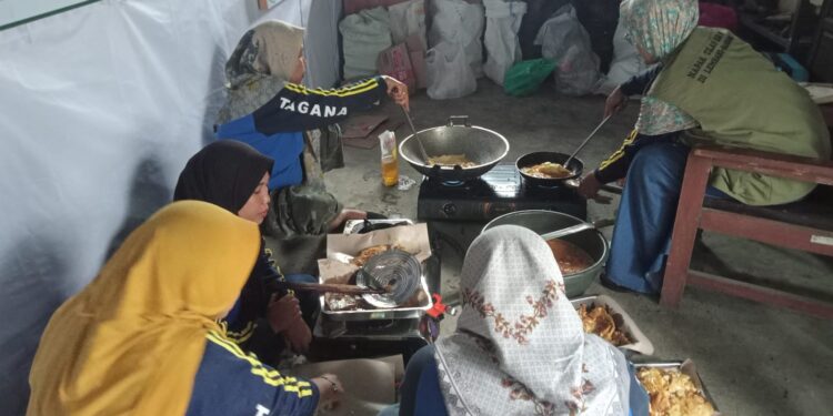 Banjir Bandang Terjang Pemalang, Kemensos Dirikan Dapur Umum