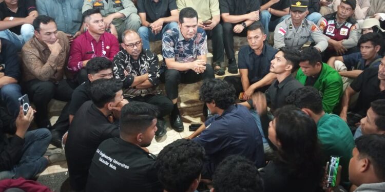 Dialog Mahasiswa dengan Sekda Aceh, Muhammad Nasir terkait proses status bencana nasional, Jumat (09/01/2026). (TubinNews.com/Zulfa Dillah)