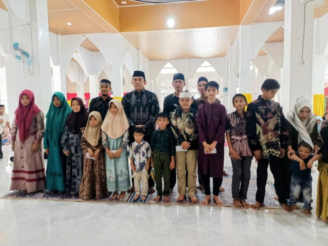 Bupati Simeulue Hadiri Peringatan Isra Mi’raj Desa Malasin dan Berikan Santunan Anak Yatim
