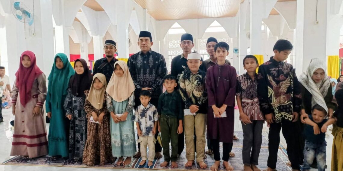 Bupati Simeulue Hadiri Peringatan Isra Mi’raj Desa Malasin dan Berikan Santunan Anak Yatim