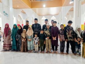 Bupati Simeulue Hadiri Peringatan Isra Mi’raj Desa Malasin dan Berikan Santunan Anak Yatim