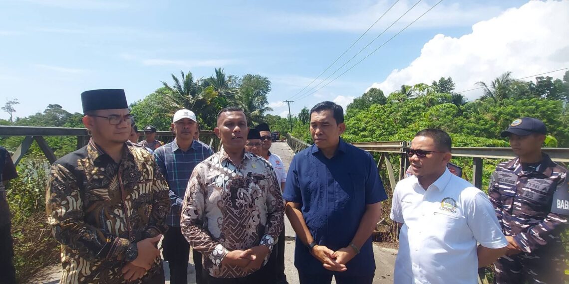 Bupati Simeulue Bersama Anggota DPRI Tinjau Jembatan Lalla Dan Masjid Kampung Aie