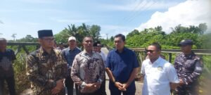 Bupati Simeulue Bersama Anggota DPR RI Tinjau Jembatan Lalla dan Masjid Kampung Aie