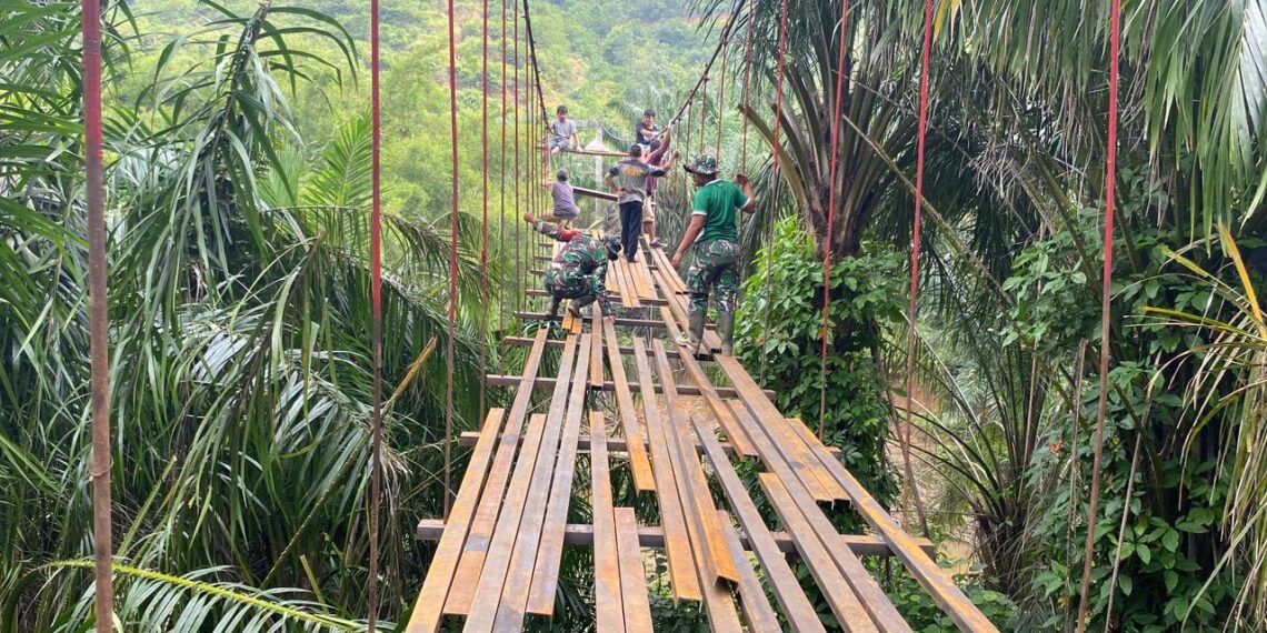 Satgas Kodim 0212/TS Kebut Pembangunan Jembatan Gantung di Halongonan