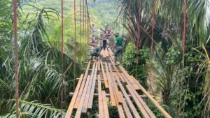 Satgas Kodim 0212/TS Kebut Pembangunan Jembatan Gantung di Halongonan