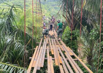 Satgas Kodim 0212/TS Kebut Pembangunan Jembatan Gantung di Halongonan