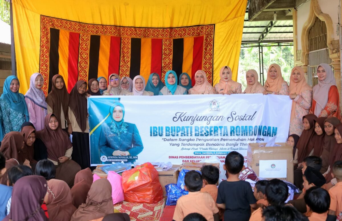Ketua Dharma Wanita Persatuan DWP Salurkan Bantuan Kepada Anak Sekolah Pante Ceureumen