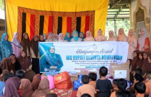 Ketua Dharma Wanita Persatuan DWP Salurkan Bantuan Kepada Anak Sekolah Pante Ceureumen