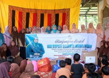 Ketua Dharma Wanita Persatuan DWP Salurkan Bantuan Kepada Anak Sekolah Pante Ceureumen