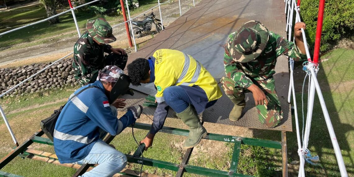 Satgas Gulbencal Kodam I/BB Rampungkan Perehaban Jembatan Gantung Penghubung Desa Ladang Tengah, Kecamatan Andam Dewi