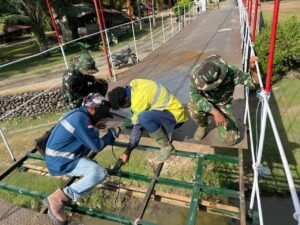 Satgas Gulbencal Kodam I/BB Rampungkan Perehaban Jembatan Gantung Penghubung Desa Ladang Tengah, Kecamatan Andam Dewi