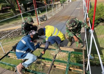Satgas Gulbencal Kodam I/BB Rampungkan Perehaban Jembatan Gantung Penghubung Desa Ladang Tengah, Kecamatan Andam Dewi