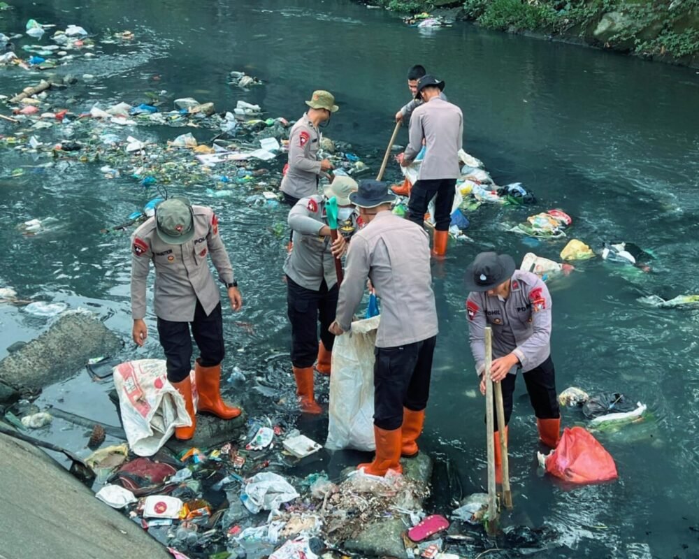 Peduli Lingkungan, Brimob Polda Sumut Angkat Sampah dari Sungai Demi Warga