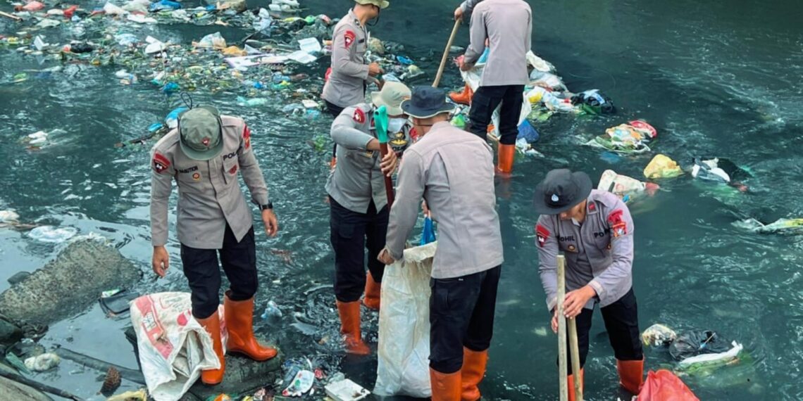 Peduli Lingkungan, Brimob Polda Sumut Angkat Sampah dari Sungai Demi Warga