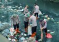Peduli Lingkungan, Brimob Polda Sumut Angkat Sampah dari Sungai Demi Warga