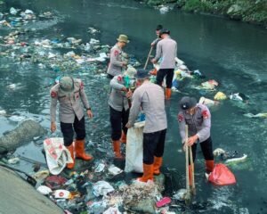 Peduli Lingkungan, Brimob Polda Sumut Angkat Sampah dari Sungai Demi Warga