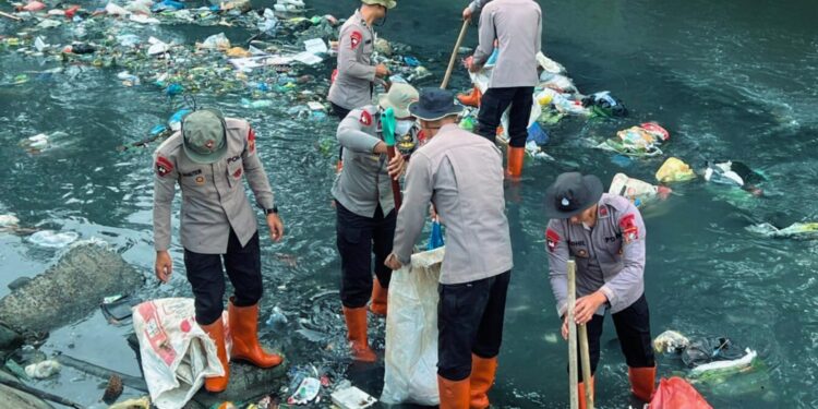 Peduli Lingkungan, Brimob Polda Sumut Angkat Sampah dari Sungai Demi Warga