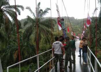 Satgas Gulbencal Kodam I/BB Rampungkan Rehabilitasi Jembatan Gantung di Halongonan Paluta