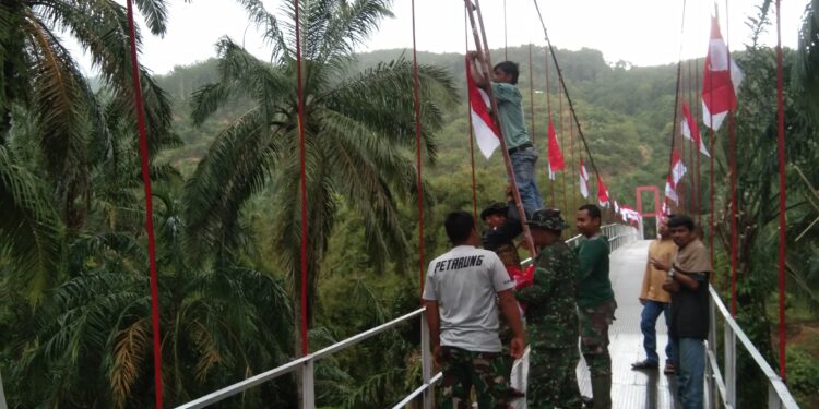 Satgas Gulbencal Kodam I/BB Rampungkan Rehabilitasi Jembatan Gantung di Halongonan Paluta