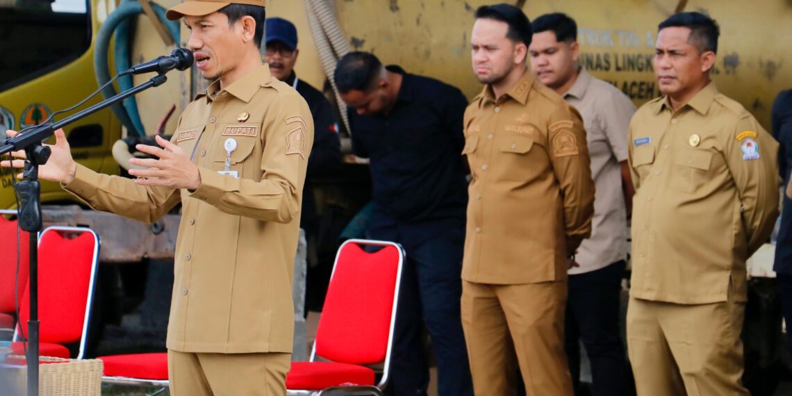 Bupati Aceh Barat Tarmizi.S.P sampaikan arahannya didampingi wakil bupati aceh barat dan kadia DLH aceh barat. (9/2/26). Dok.istimewa.