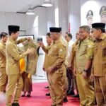 Bupati Aceh Barat Tarmizi melantik Satgas Optimalisasi Pendapatan Asli Daerah di Aula Cabdin Pendidikan