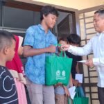 Dr Kurdi menyerahkan bantuan Ramadhan kepada anak yatim di Aceh Barat