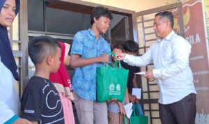 Peduli Anak Yatim, Kadis DLH Aceh Barat Salurkan Paket Sembako Jelang Ramadhan