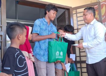 Peduli Anak Yatim Kadis DLH Aceh Barat Salurkan Paket Sembako