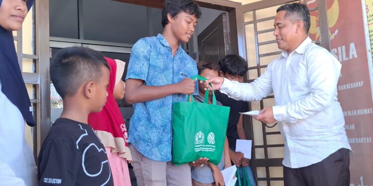 Peduli Anak Yatim Kadis DLH Aceh Barat Salurkan Paket Sembako