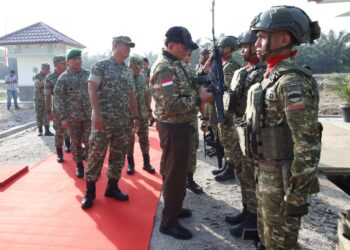 Pangdam l/BB dampingi Menteri Pertahanan RI Tinjau Markas Yonif TP 852/ABY di Kabupaten Deli Serdang. 