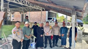 Kapolres Nagan Raya Salurkan Bantuan Al-Qur’an dan Material Bangunan untuk TPA Mukhlisin
