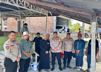 Kapolres Nagan Raya Salurkan Bantuan Al-Qur’an dan Material Bangunan untuk TPA Mukhlisin