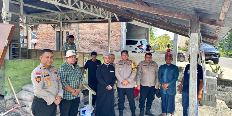Kapolres Nagan Raya Salurkan Bantuan Al-Qur’an dan Material Bangunan untuk TPA Mukhlisin