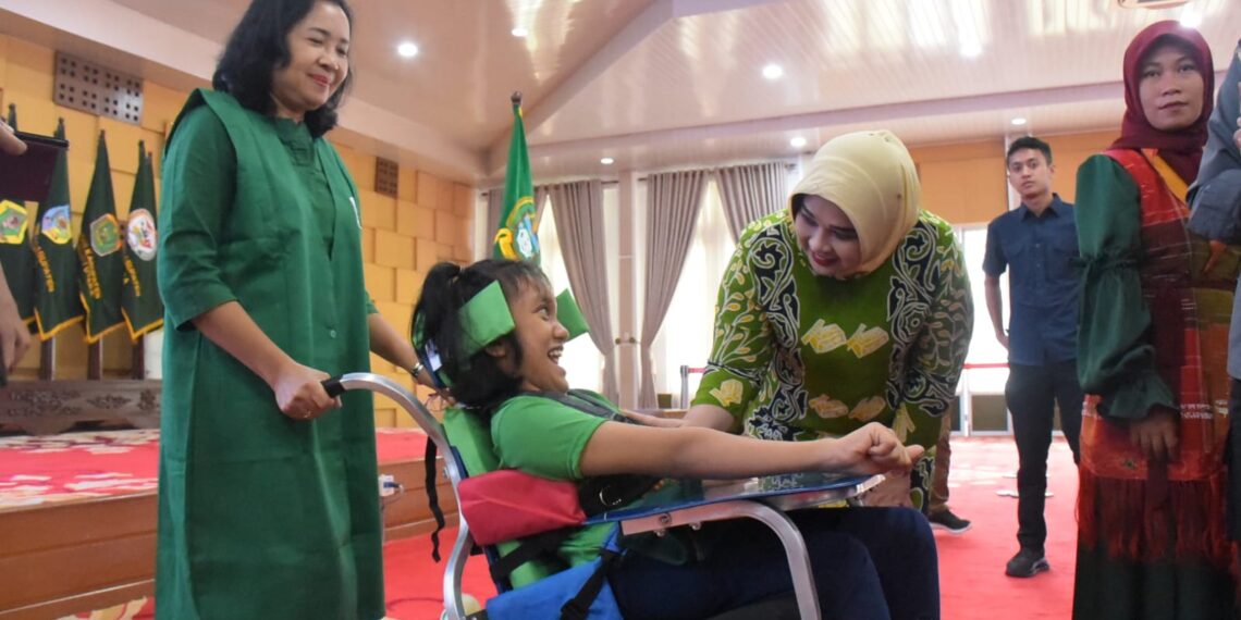 Deli Serdang Terima Bantuan 20 Kursi Roda Adaptif Khusus Anak