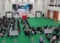 Suasana khidmat buka puasa bersama di Auditorium Ali Hasjmy UIN Ar-Raniry, di mana mahasiswa dan masyarakat umum duduk berjajar rapi menikmati paket Iftar bantuan dari Pemerintah Uni Emirat Arab. (Dok/Ist)