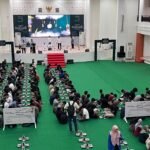 Suasana khidmat buka puasa bersama di Auditorium Ali Hasjmy UIN Ar-Raniry, di mana mahasiswa dan masyarakat umum duduk berjajar rapi menikmati paket Iftar bantuan dari Pemerintah Uni Emirat Arab. (Dok/Ist)