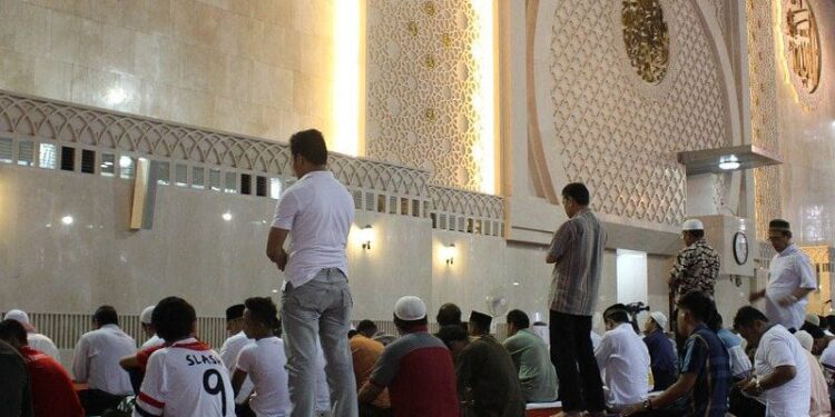 Potrait beberapa jamaah sedang sholat rawatib di Masjid. (Dok. Google/KIBRISPDR)