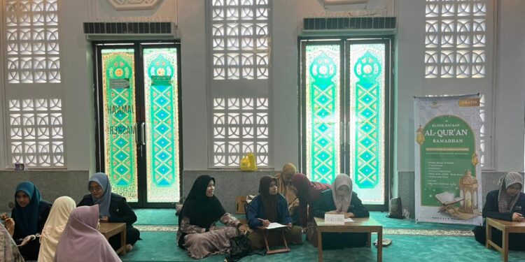 Suasana hari pertama kegiatan Klinik Bacaan Al-Qur’an di dalam Masjid Oman tampak berlangsung khidmat dan tertib. (TubinNews/Nurul Azkia)